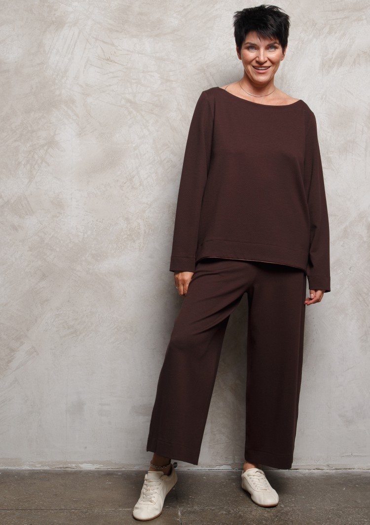 Джемпер с горловиной лодка и атласным кантом